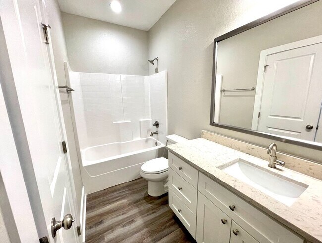 Building Photo - 710 Vassar Ct