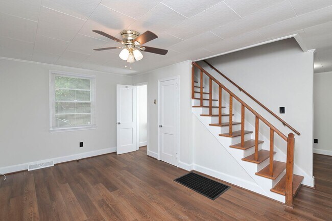 Building Photo - 2 bedroom, 1.5 bath home for rent in the h...