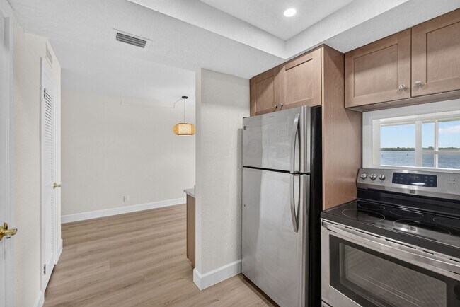 Building Photo - 52 Yacht Club Dr