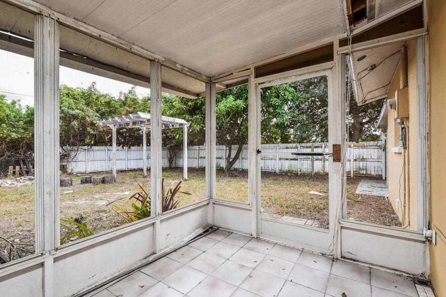 Building Photo - 5595 Sunrise Dr