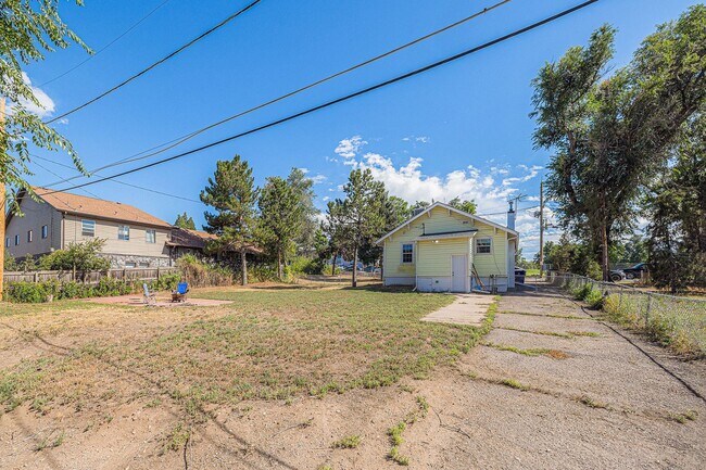 Building Photo - Charming 4Bed/2Bath with Two Huge Backyard