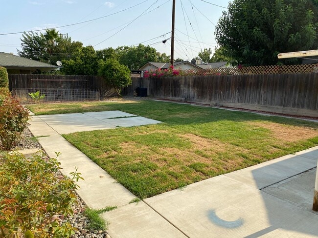 Building Photo - 3 Bedroom 2 Bath in Mature Neighborhood fo...