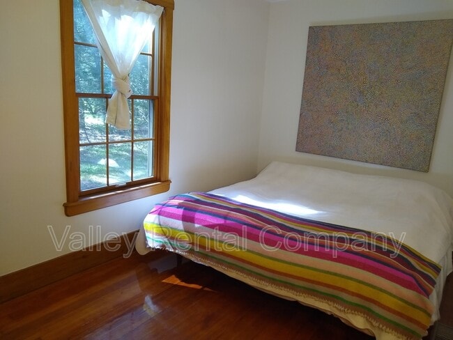 Building Photo - 323 Pelham Rd