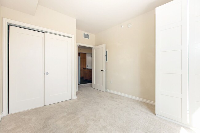 Building Photo - ***STUNNING 1 BED 1 BATH***CENTRAL A/C***W...