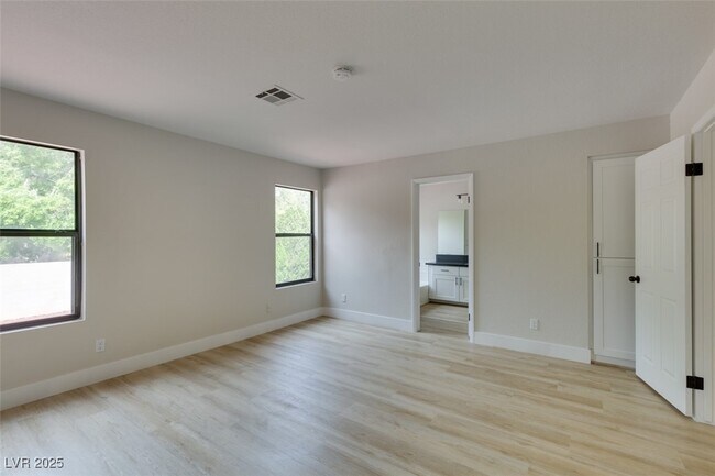 Building Photo - 2337 Chatfield Dr