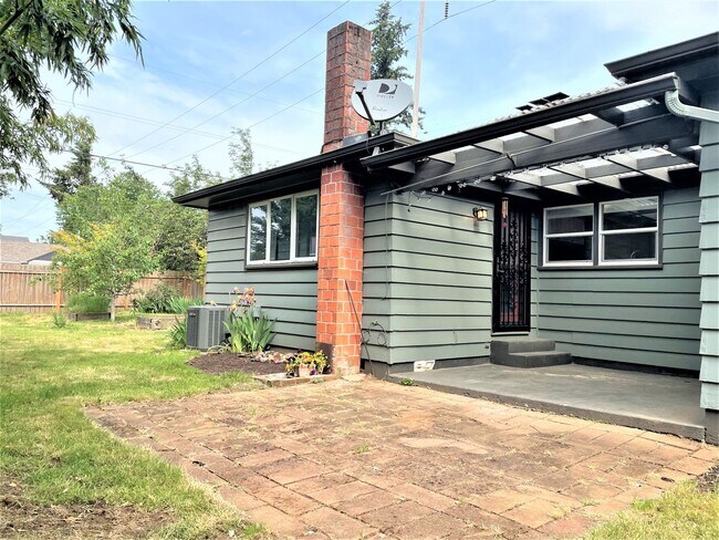 Building Photo - Spacious Mt Scott 3 bedroom house- Fenced backyard- Garage- W/D