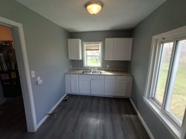 Building Photo - 4 bed/1bath bungalow! Now Available! $1250/mo