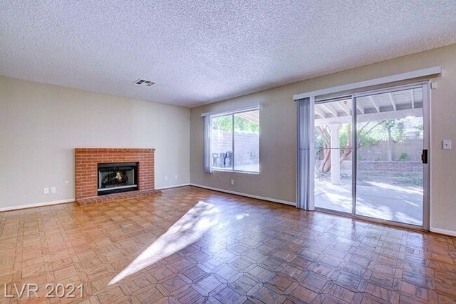 Building Photo - Ready for a BIG house - for little rent in the Heart of GREEN VALLEY.