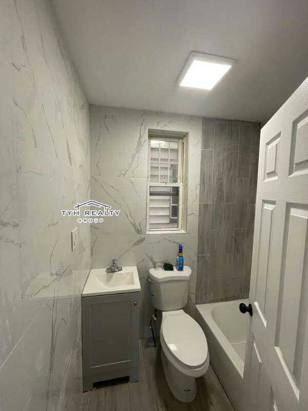 Building Photo - 314 21st St