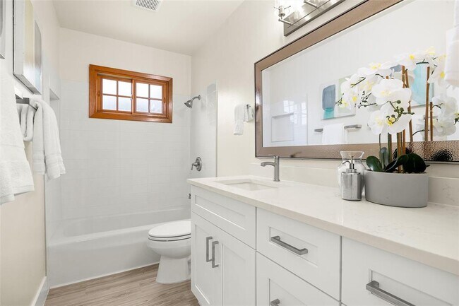 Building Photo - 3205 Santa Monica Dr