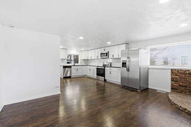 Building Photo - Renovated 3 Bedroom | 2 Full Bath Home