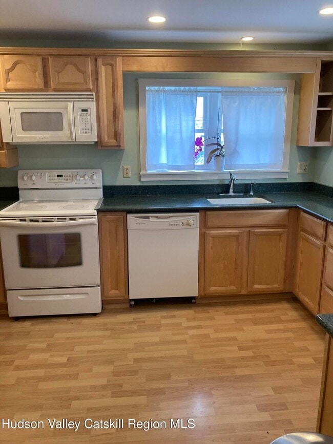 Building Photo - 42 Russell St