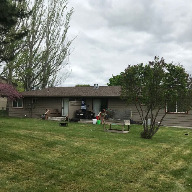 Building Photo - 800 Whitaker Dr