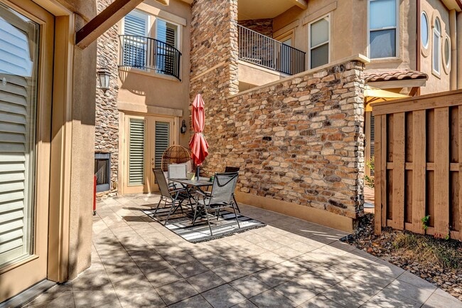 Building Photo - Gorgeous Townhome in The Villas of Hollytree!