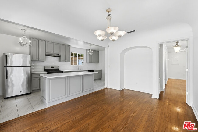 Building Photo - 2132 Cove Ave