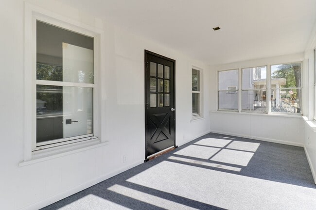 Building Photo - Renovated 2 Bedroom Home!