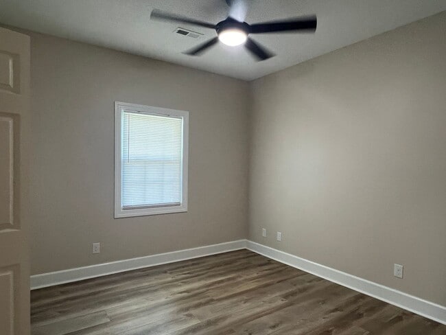 Building Photo - Stunning One Level Home located in central Johnson City!  