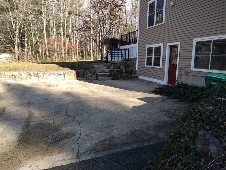 Building Photo - 75 Chapman Dr
