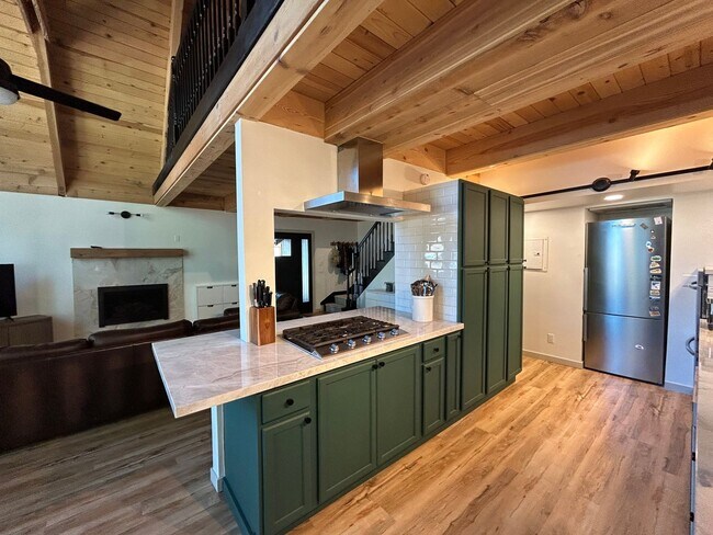 Building Photo - Fully Furnished, Beautifully Remodeled Cha...