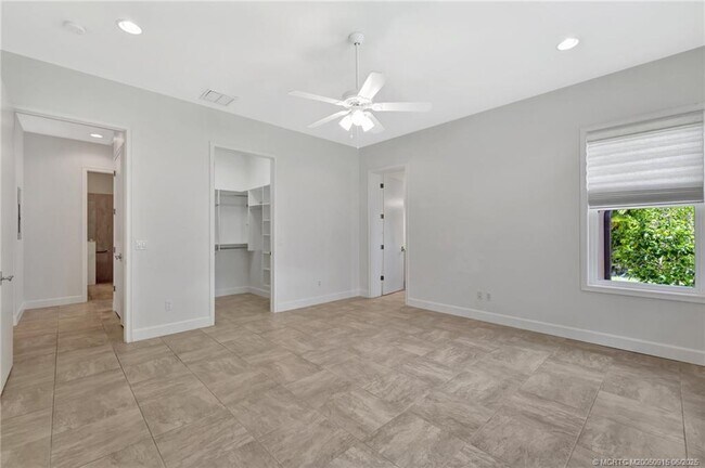 Building Photo - 311 SE Cardinal Way