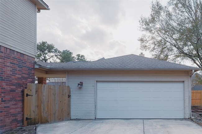 Building Photo - 17527 Sandy Cliffs Dr