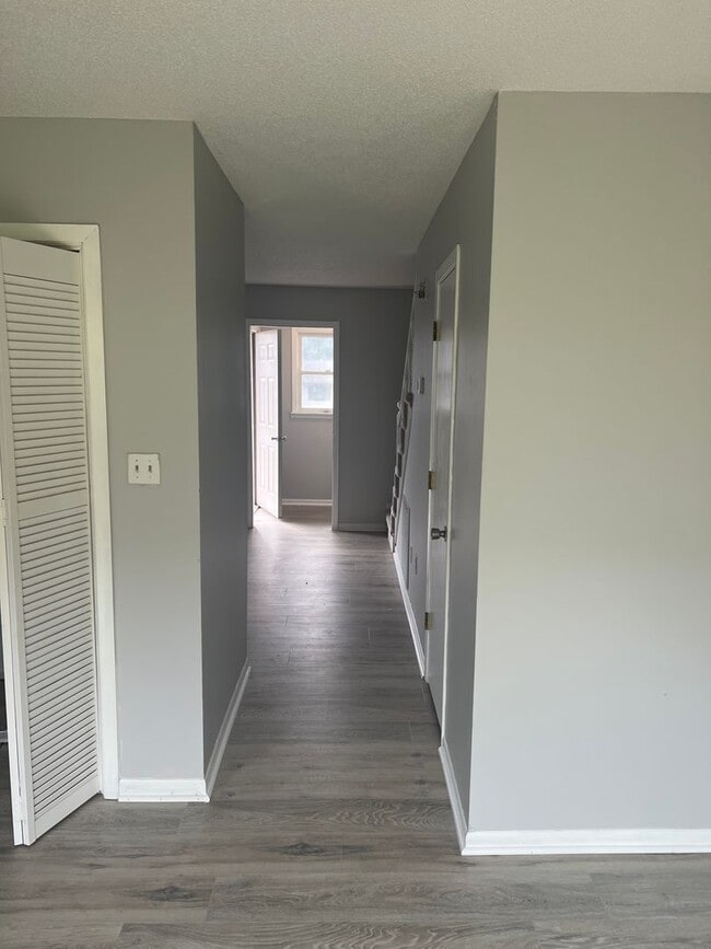 Building Photo - UPDATED 2 BEDROOM TOWNHOUSE WITH COMMUNITY POOL