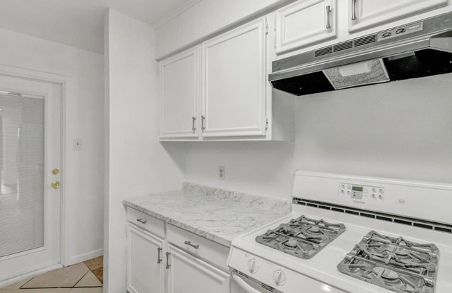 Building Photo - 5585 Scenic Dr