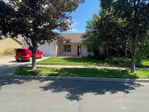 Building Photo - NW Redmond on a huge lot!