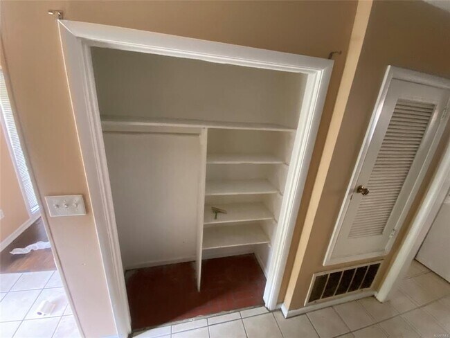 Building Photo - 2440 Price St