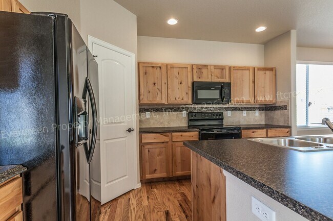 Building Photo - 570 Lapis Pl