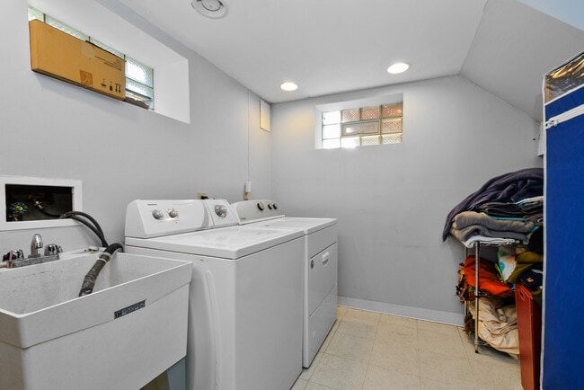 Building Photo - 5622 N Kenneth Ave