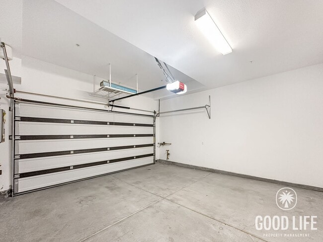 Building Photo - Beautiful 3B/3BA w/ 2 Car Garage, Washer/Dryer and Private Patio!