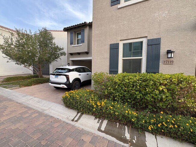 Building Photo - Modern 3-Bedroom + Loft + Den in Gated Pho...