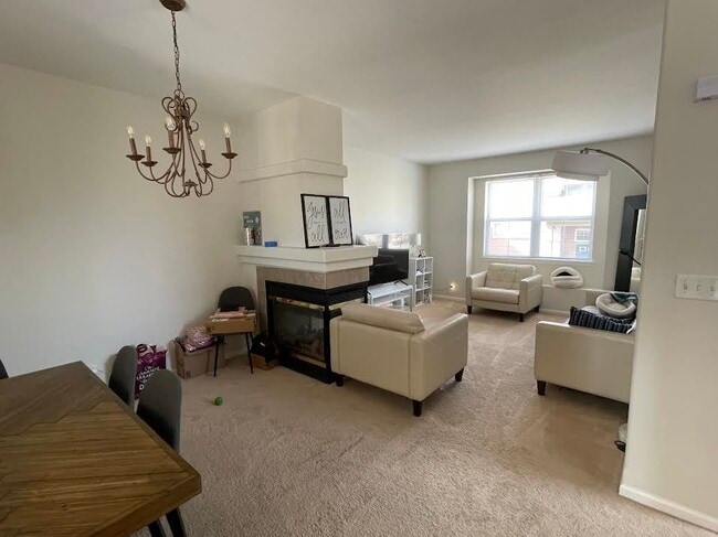 Building Photo - 1040 N Claremont Dr