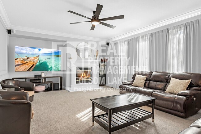 Building Photo - Fully furnished 5bd 3ba home in desirable Carmichael neighborhood