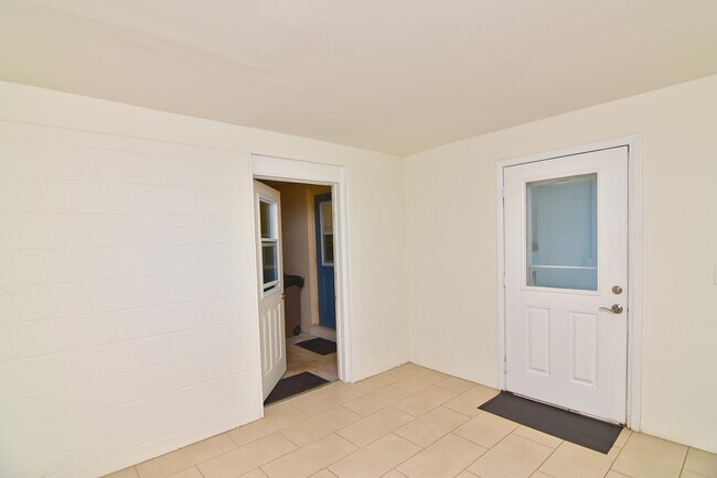 Building Photo - 919 Viscaya Blvd