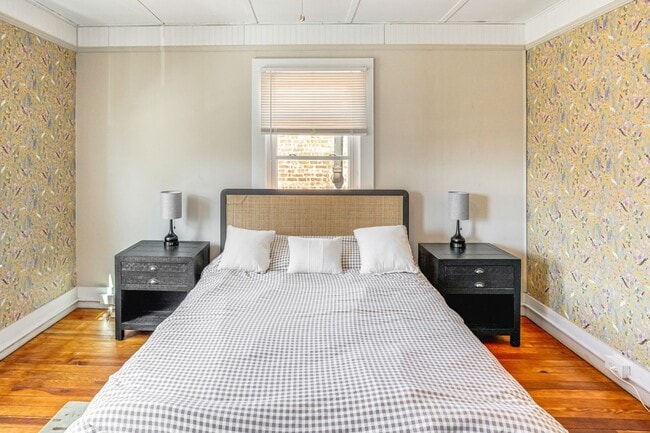 Building Photo - Renovated 2 Bedroom + Den w/ Private Garden Access