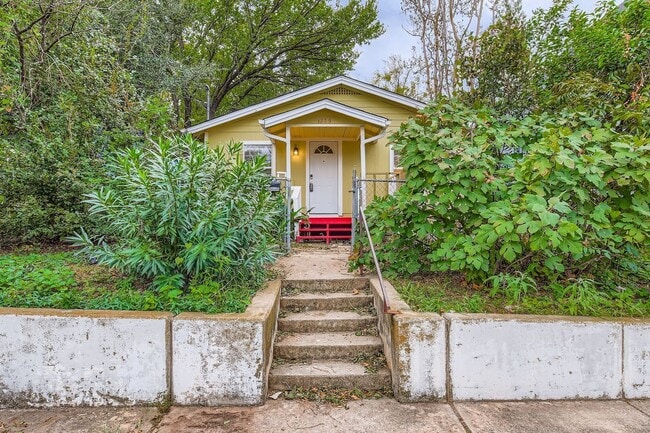 Building Photo - 1209 E 9th St