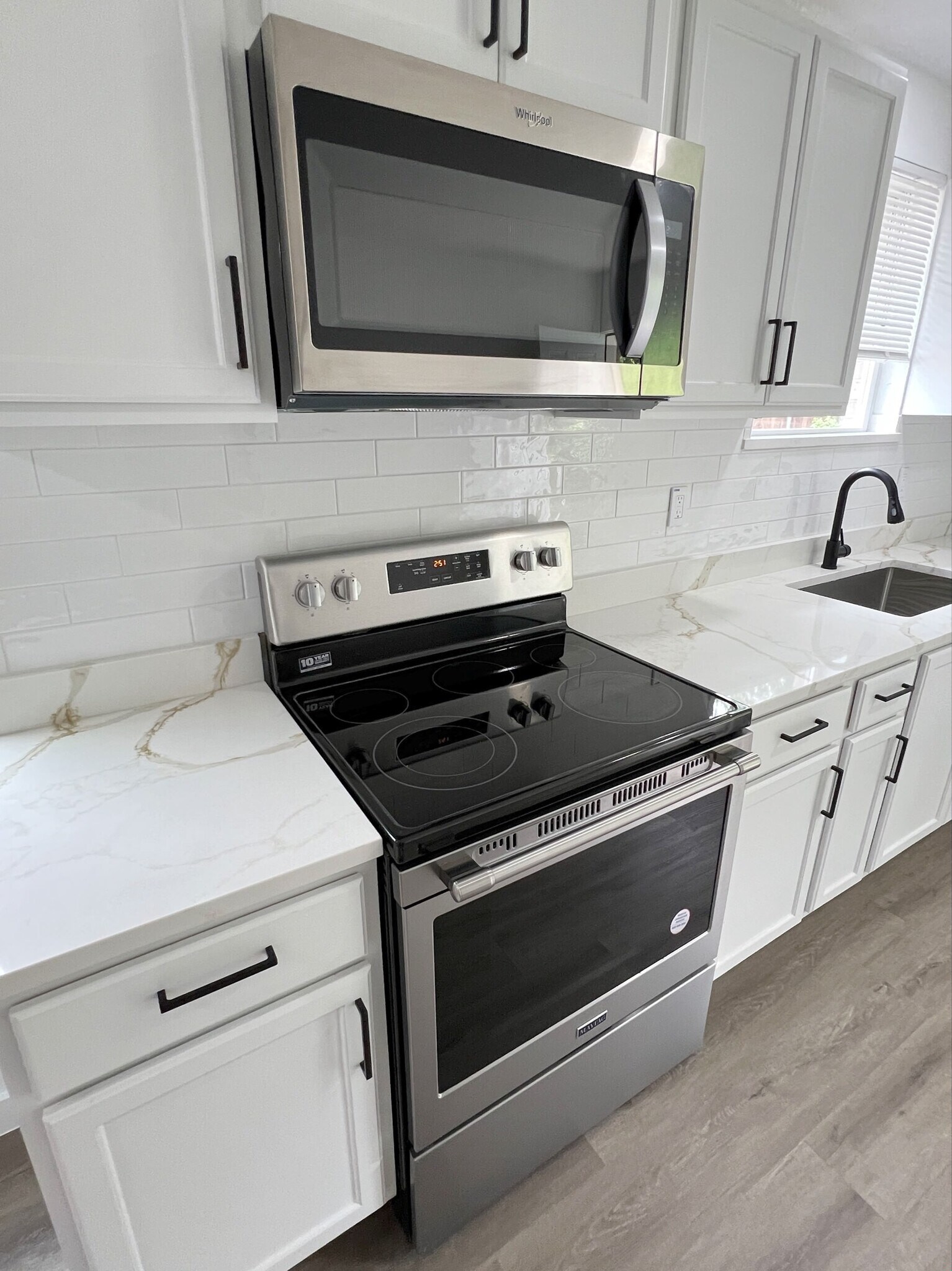 Brand new microwave and stove - 1425 Little St