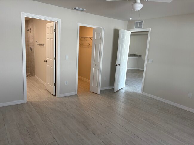 Building Photo - 1045 SE 11th Terrace