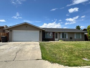 Building Photo - 31st Ave 4 Br, Dbl Garage, All New Carpet