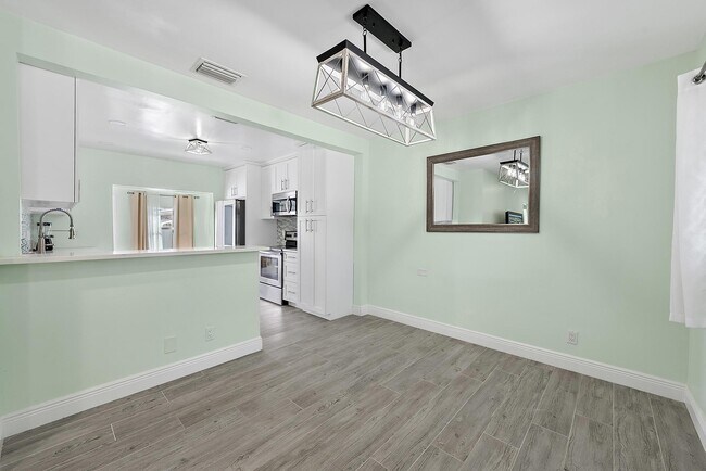 Building Photo - 135 E 28th St