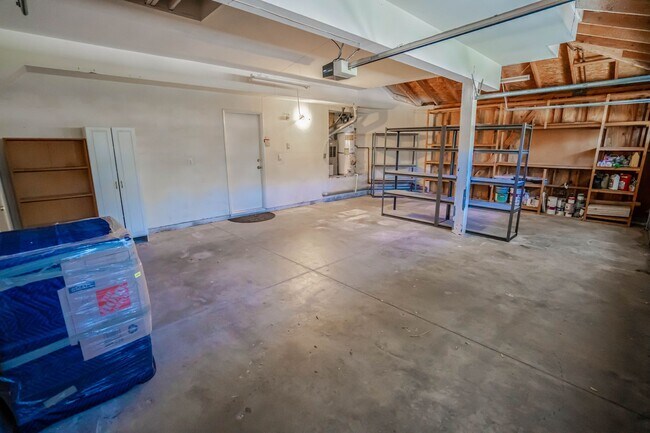 Building Photo - Stunning 5-Bedroom Home with Community Poo...