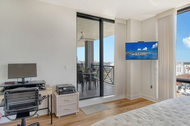 Building Photo - VACATION RENTAL Amazing 2/2 condo in the heart of downtown Sarasota with Bay View!