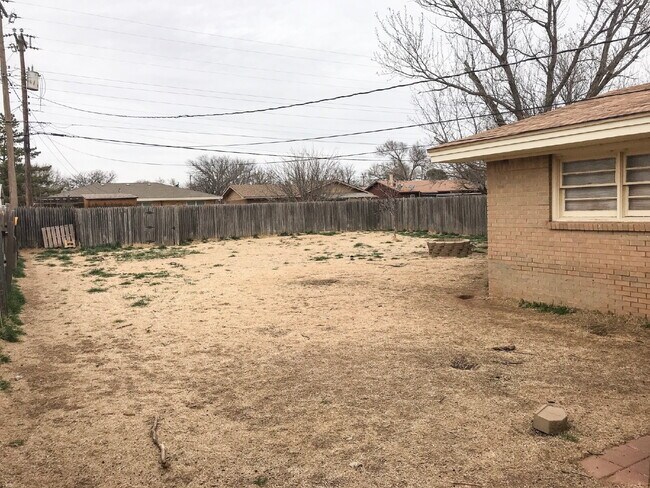 Building Photo - Updated Home Block away from LCU