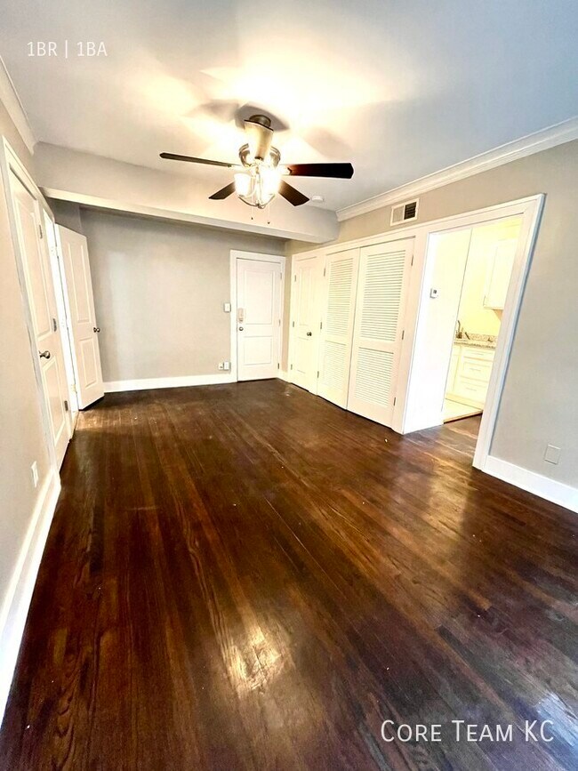 Building Photo - 710 W 48th St