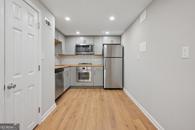 Building Photo - 1335 E Washington Ave