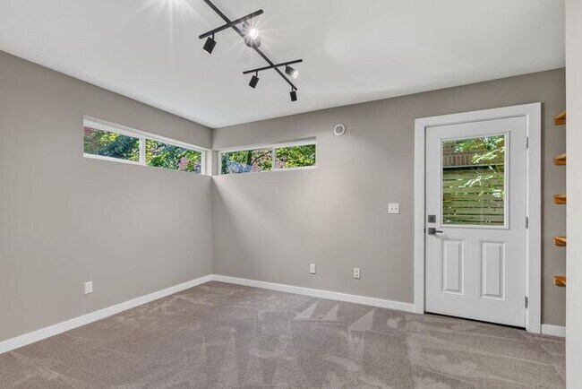 Building Photo - Trendy West Seattle Townhome w/Air Conditioning and Rooftop Deck