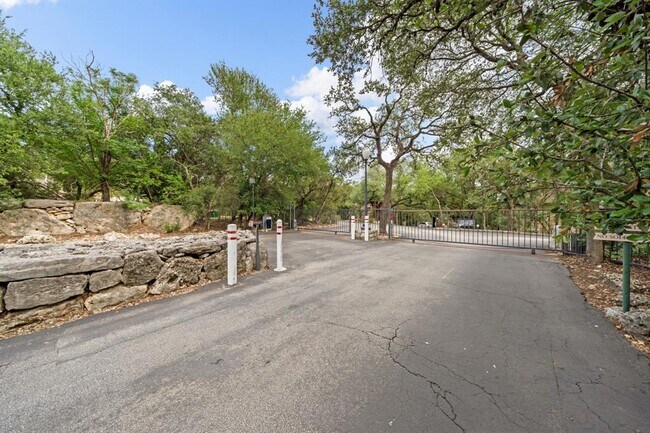 Building Photo - 4711 Spicewood Springs Rd