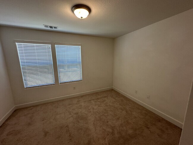 Building Photo - Beautiful 4 Bed, 3 Bath Home in Perfect Tracy Location